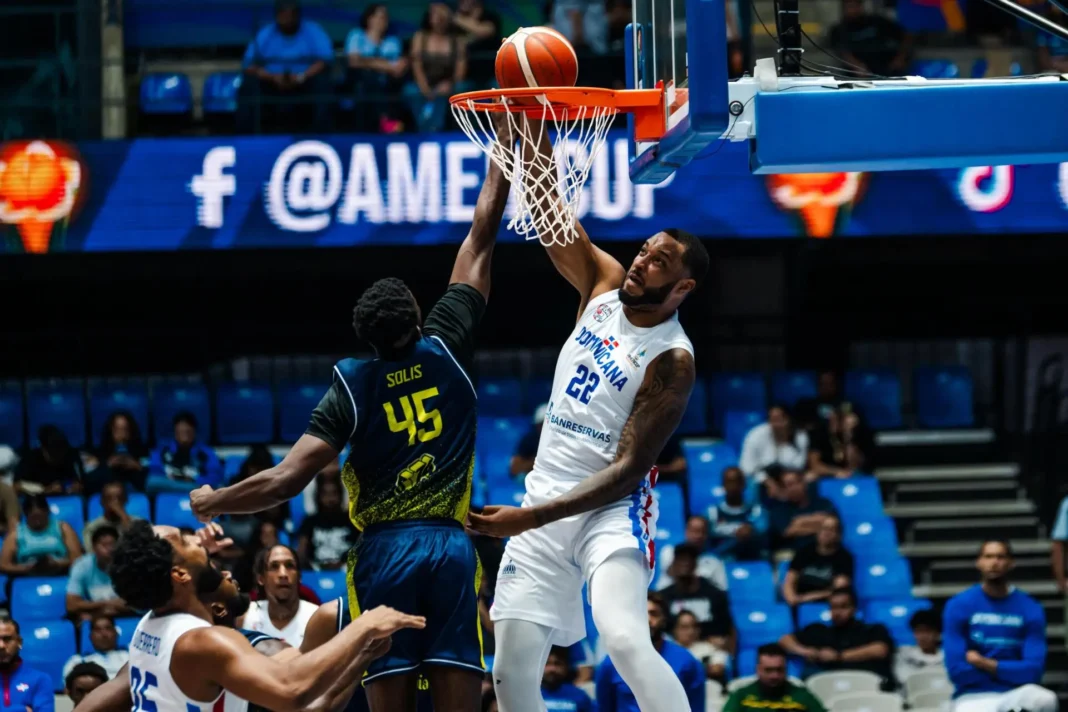 Joel-Soriano-donquea-frente-a-la-defensa-Rival-en-el-partido-entre-la-Seleccion-Dominicana-de-Baloncesto-y-Colombia-en-el-torneo-FIBA-Americup-2025.jpeg