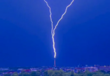 La Torre Eiffel resiste el impacto de varios rayos durante fuerte tormenta en París