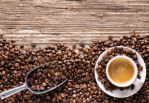 Tomar hasta 4 tazas de café al día podría ser seguro para adultos sanos, según revisión científica