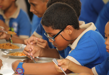 Arroz, pollo, pescado y frutas: así será el menú escolar 2026-2027
