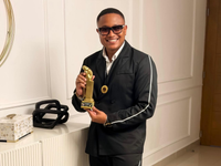 Christopher Peña es reconocido como “Presentador de Farándula del Año” en los Premios ÀNTON