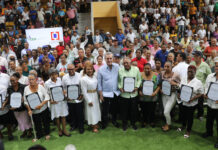 Luis Abinader entrega títulos de propiedad a familias en todo el país
