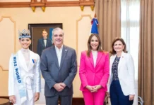 Abinader recibe a Joheirry Mola en el Palacio Nacional y reconoce su trayectoria con la Medalla al Mérito Civil