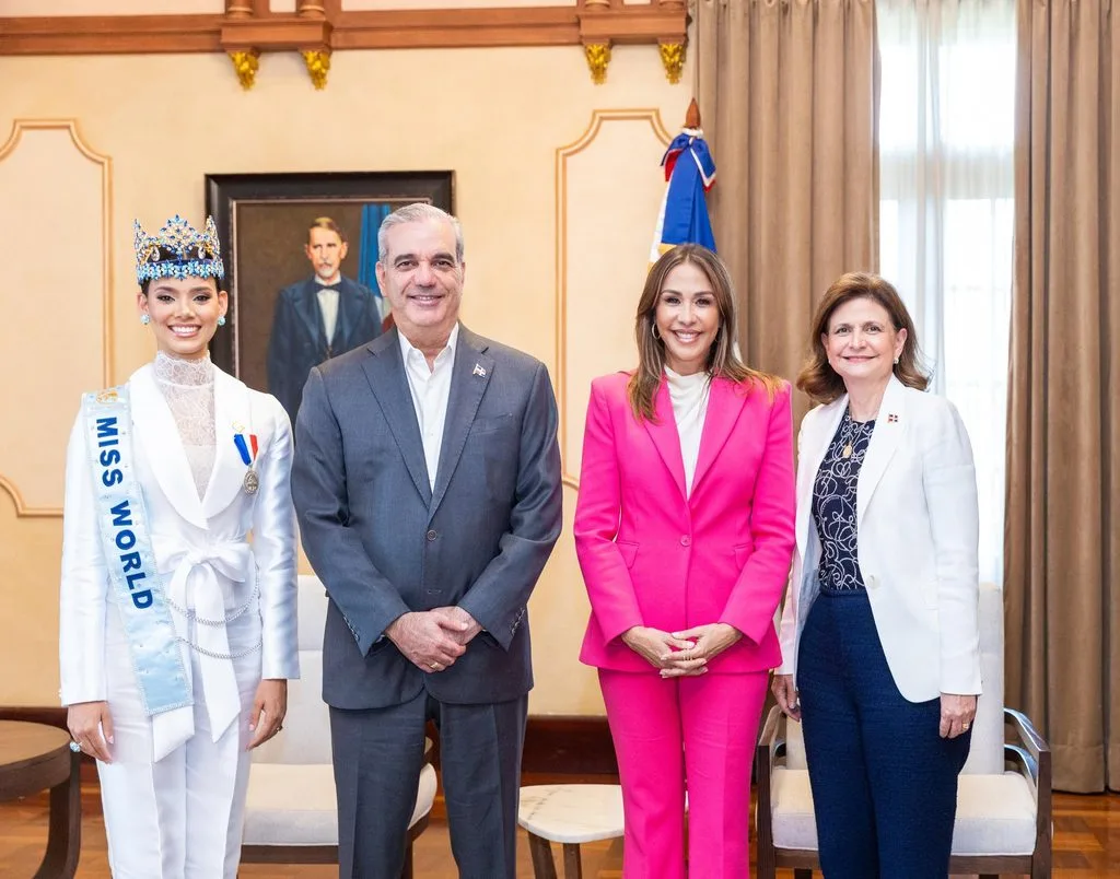 Abinader-honra-a-Joheirry-Mola-con-Medalla-raquel-pena-y-mariasela-alvarez-eljacaguero-1024x804