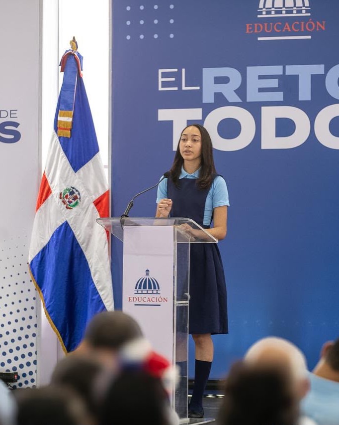 El presidente Luis Abinader inauguró este domingo el techado del Centro Educativo en Artes Anton