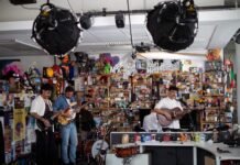 Alex Ferreira debuta en Tiny Desk con un recorrido sonoro por su carrera