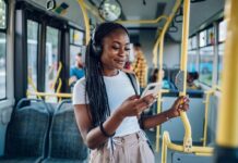Música a todo volumen en el transporte público podría salir cara en Singapur