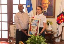 Carolina Mejía es reconocida como embajadora honorífica del larimar dominicano