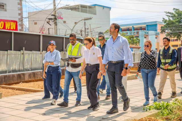Carolina-Mejia-Supervisando-remozamiento-del-parque-Enriquillo-Foto-Direccion-de-Comunicaciones-Alcaldia-del-Distrito-Nacional-4