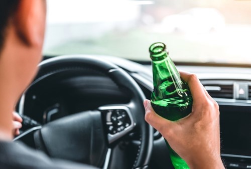 Conductor-de-auto-ebrio-cerveza-en-mano