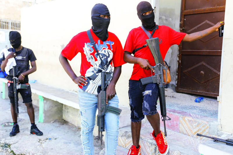 Las-bandas-haitianas-disponen-de-fusiles-de-asalto-M-16-AK-47-y-Galil-con-los-que-mantienen-el-control-de-Puerto-Principe-y-las-principales-carreteras.AP_